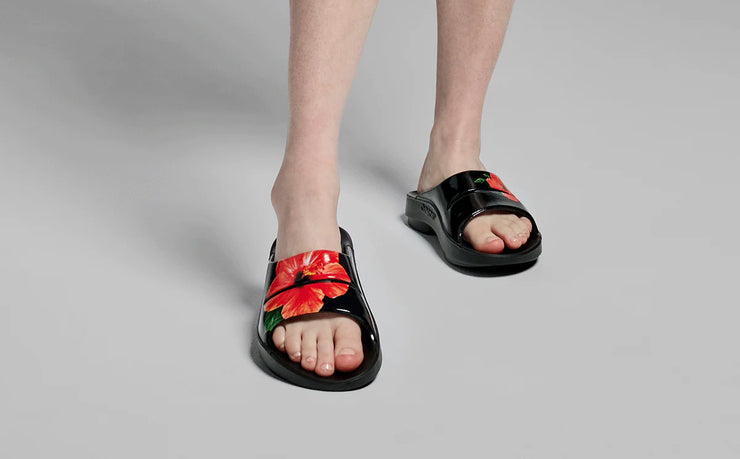 OOFOS Womens OOahh Limited Slide Sandal Hibiscus